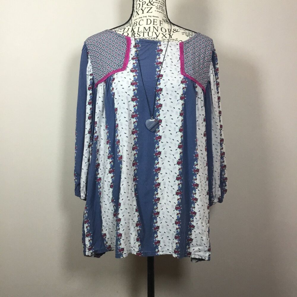 Floaty blue roses top 3/4 sleeve 3 button back closure pink lace detail hippie M